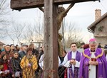Biskup Josip Mrzljak predvodio pobožnost križnoga puta u romskoj zajednici u Strmcu Podravskom